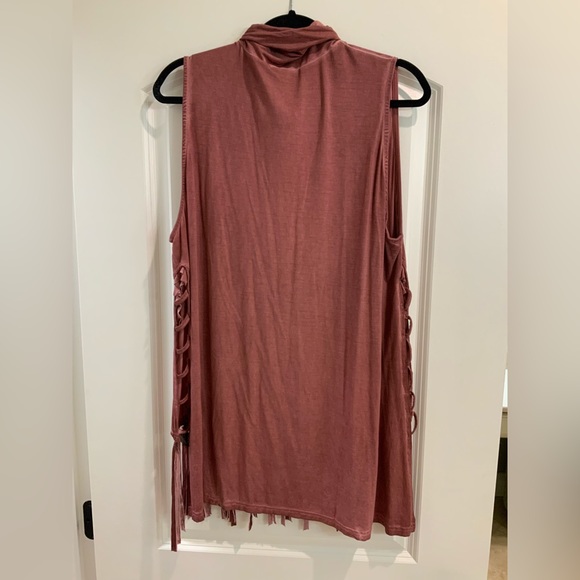 POL Medium Sleeveless Fringed Top - Picture 2 of 4